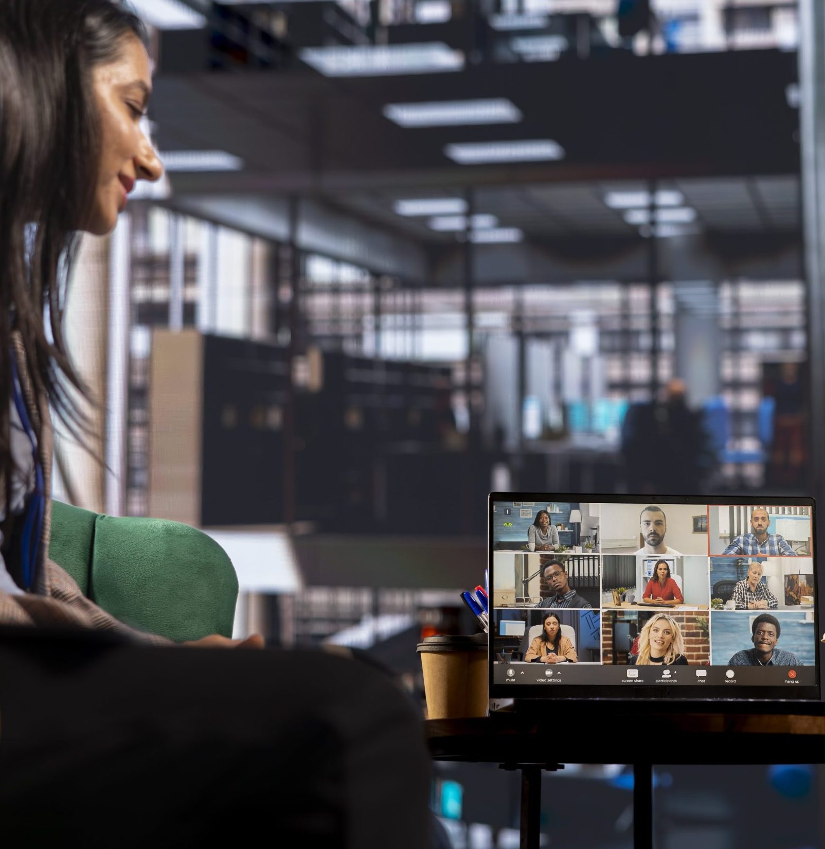 un-equipo-multicultural-de-mujeres-lideres-lleva-cabo-una-conferencia-telefonica-en-linea-min